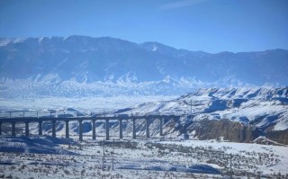 火车观景新疆，沿途风光有多惊艳？