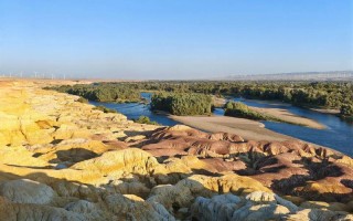 新疆地貌景观为何丰富多彩？