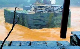 彩虹桥被洪水冲毁了吗？