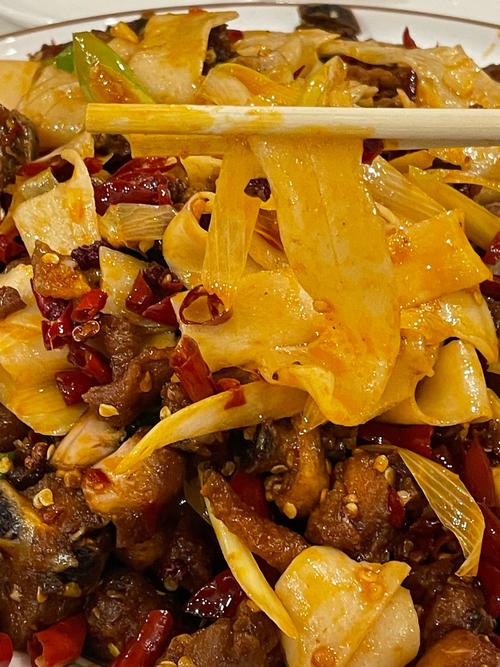 爆炒小公鸡,廊坊新疆人怎么做?-第1张图片-花冠旅游服务 爆炒小公鸡,廊坊新疆人怎么做?-第1张图片-花冠旅游服务