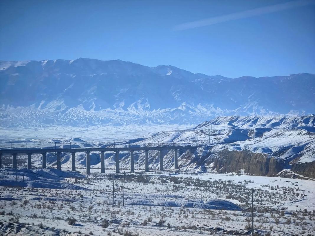 火车观景新疆，沿途风光有多惊艳？-第1张图片-花冠旅游服务