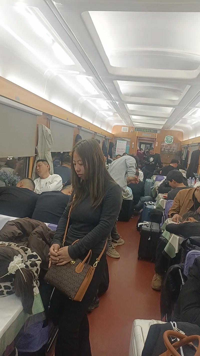 火车观景新疆，沿途风光有多惊艳？-第2张图片-花冠旅游服务