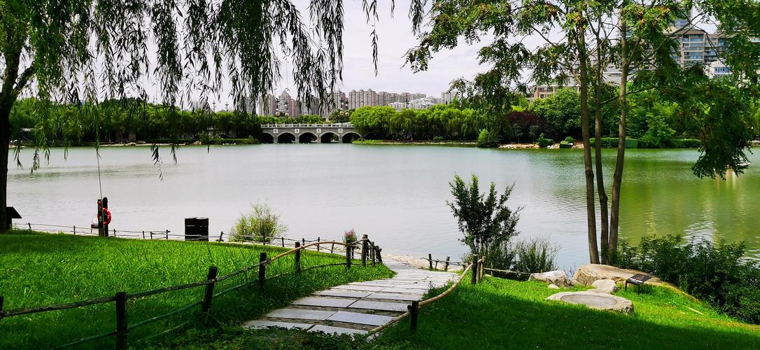 新疆克拉玛依东湖公园-第1张图片-花冠旅游服务