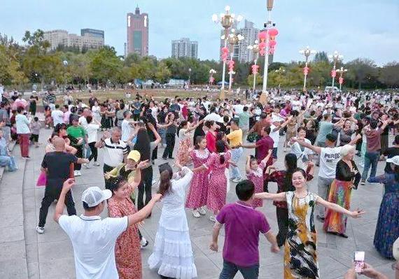 乌鲁木齐公园新疆舞蹈有何独特魅力？-第2张图片-花冠旅游服务