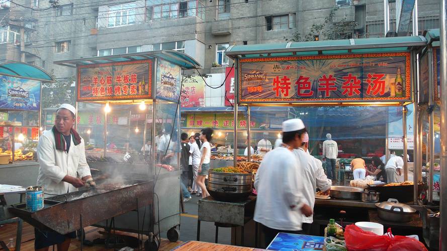 乌鲁木齐旧货市场里藏着哪些故事?-第1张图片-花冠旅游服务 乌鲁木齐旧货市场里藏着哪些故事?-第1张图片-花冠旅游服务