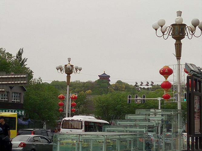 新疆乌鲁木齐扬子江路有何特色或故事？-第1张图片-花冠旅游服务