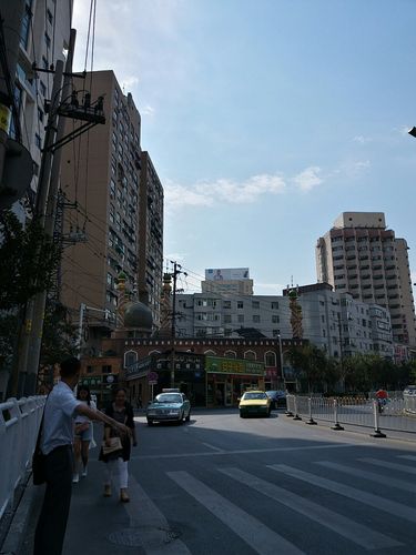 新疆乌鲁木齐扬子江路有何特色或故事？-第2张图片-花冠旅游服务