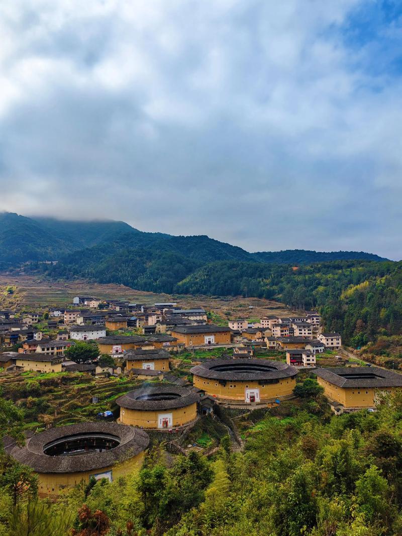 从广州怎么去福建土楼-第1张图片-花冠旅游服务