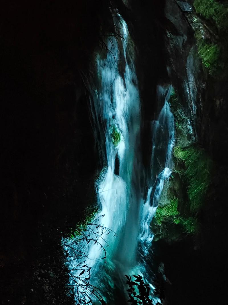 江西武功山红岩谷瀑布有多壮观？-第1张图片-花冠旅游服务