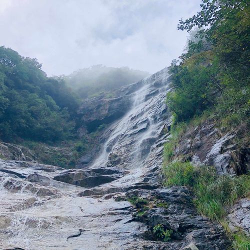 江西武功山红岩谷瀑布有多壮观？-第2张图片-花冠旅游服务