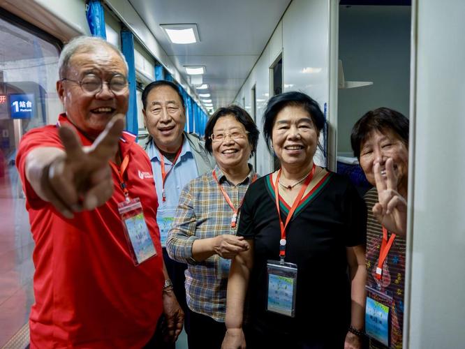 夕阳红老年团新疆旅游安全吗？-第1张图片-花冠旅游服务