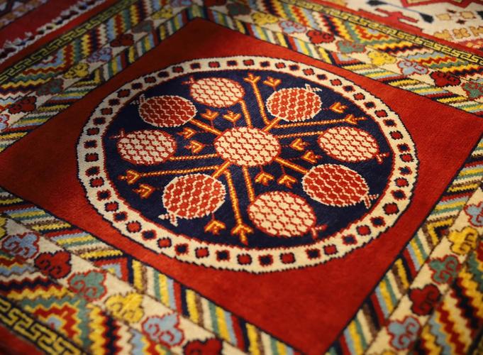 新疆特色布料叫什么?-第1张图片-花冠旅游服务 新疆特色布料叫什么?-第1张图片-花冠旅游服务