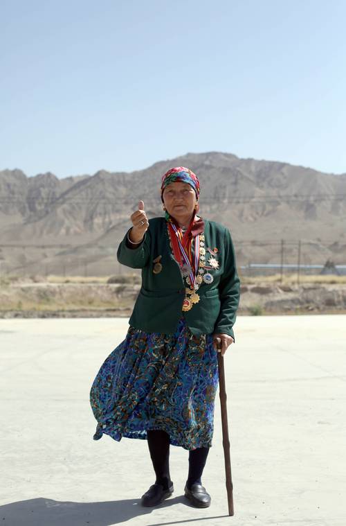 新疆女性为何戴头巾？-第2张图片-花冠旅游服务