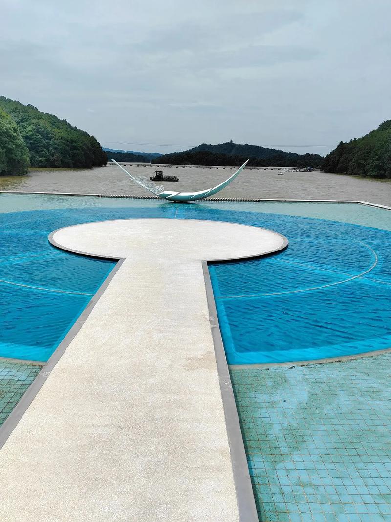 江西仙女湖高尔夫球场有何特色？-第2张图片-花冠旅游服务