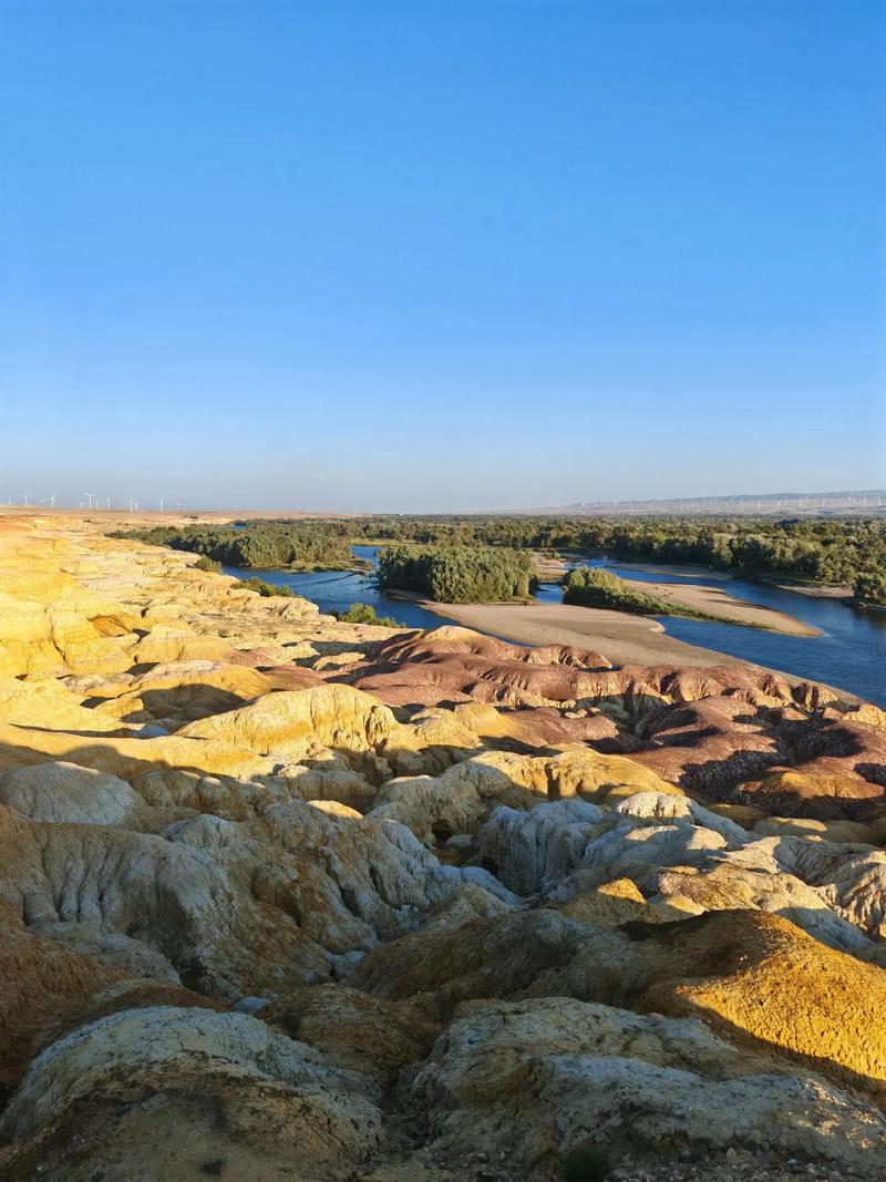 新疆地貌景观为何丰富多彩？-第1张图片-花冠旅游服务