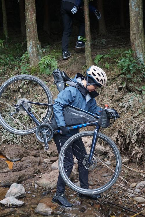 情侣骑行新疆为何会遭遇狼袭击？-第1张图片-花冠旅游服务