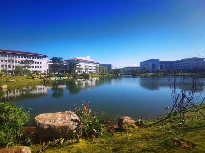 福建行政学院培训大楼有何特色？-第1张图片-花冠旅游服务