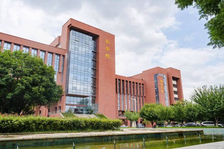 福建行政学院培训大楼有何特色？-第2张图片-花冠旅游服务