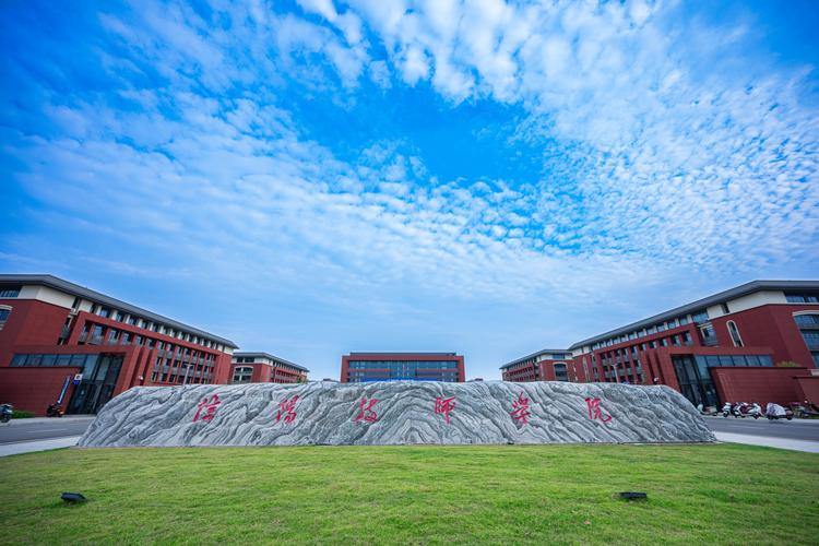 新疆经济贸易技师学院有何特色与优势？-第1张图片-花冠旅游服务