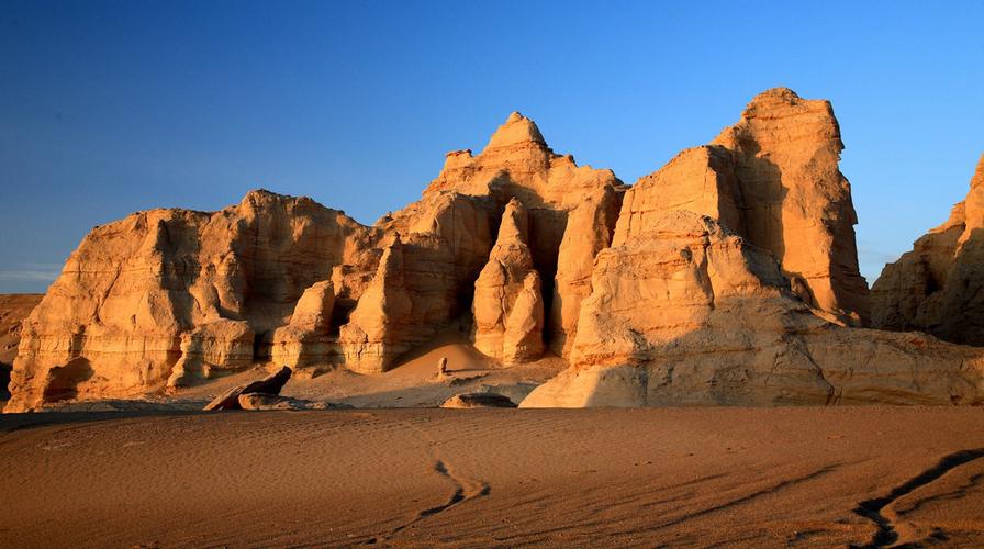新疆魔鬼城是何种特殊地貌？-第3张图片-花冠旅游服务