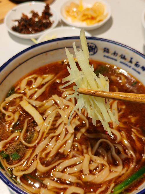 李嫂锅盖面为何成镇江西津渡必吃？-第1张图片-花冠旅游服务