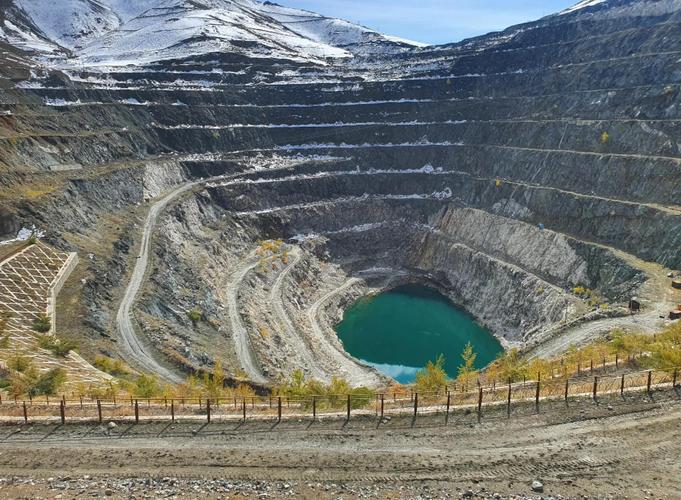 新疆可可托海三号矿坑藏着怎样的传奇？-第1张图片-花冠旅游服务