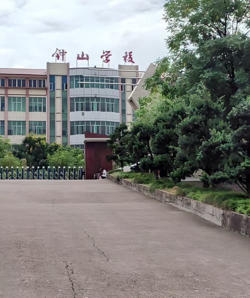 江西上饶横峰钟山学校-第1张图片-花冠旅游服务