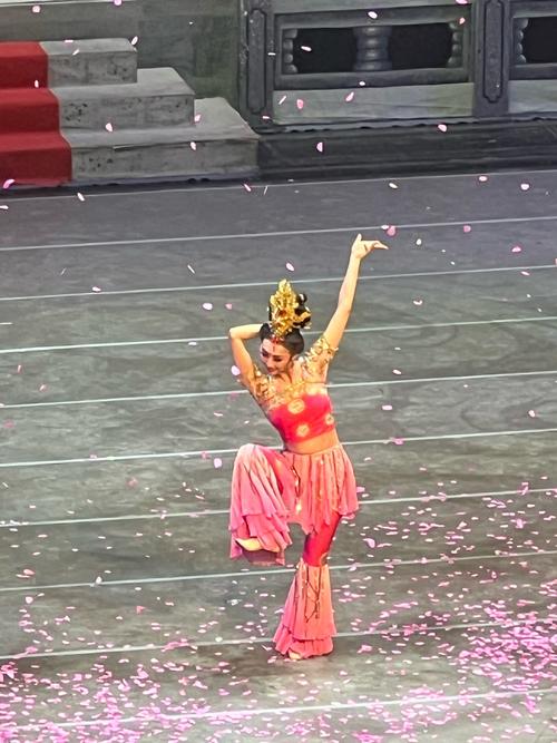 三亚丝路花雨，新疆人演绎何故事？-第1张图片-花冠旅游服务