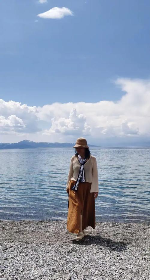 八月初北疆穿什么衣服合适？-第2张图片-花冠旅游服务