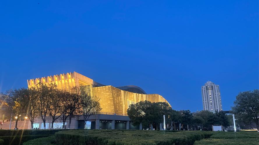 江西南昌新中原大剧院有何特色？-第2张图片-花冠旅游服务